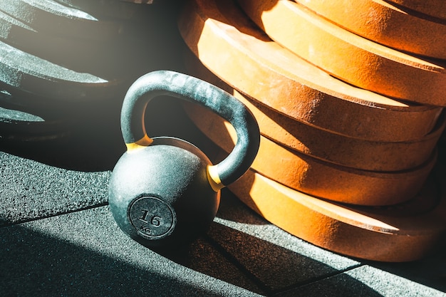 Gym. Poids Kettlebell et haltères.