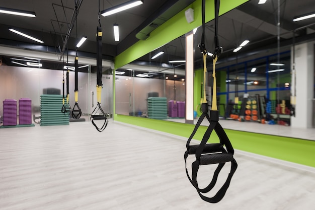 Gym et salle de fitness avec équipement TRX. intérieur d'une salle de sport