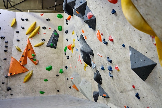 Gymnase de bloc avec paroi rocheuse artificielle colorée