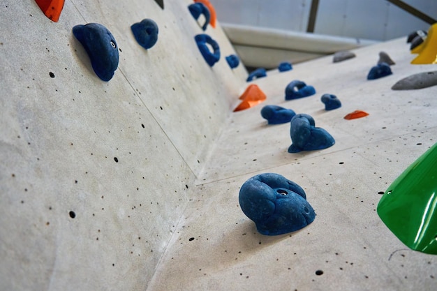 Photo gymnase de bouldering avec un mur de roche artificiel coloré