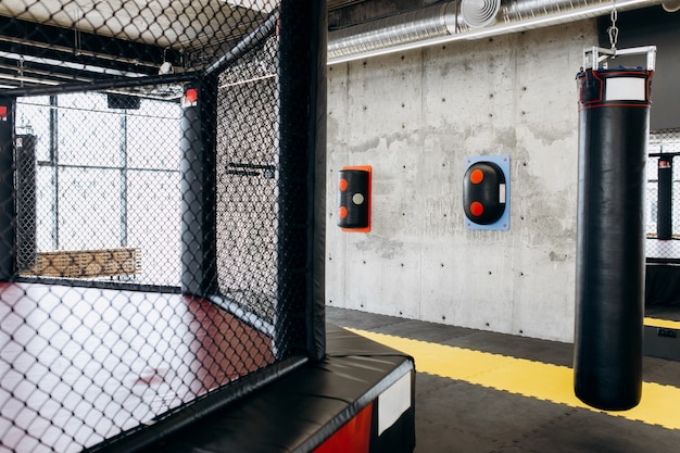 Gymnase pour la boxe avec un ring, un sac de boxe et d'autres équipements .