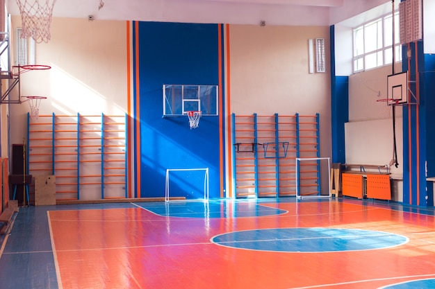 Gymnase vide au terrain de basket-ball et de football universitaire