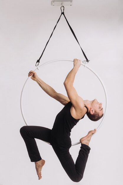 Gymnaste aérien mâle exécute l&#39;élément acrobatique dans le ring