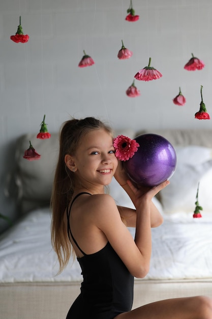 Photo gymnaste avec ballon photo de haute qualité