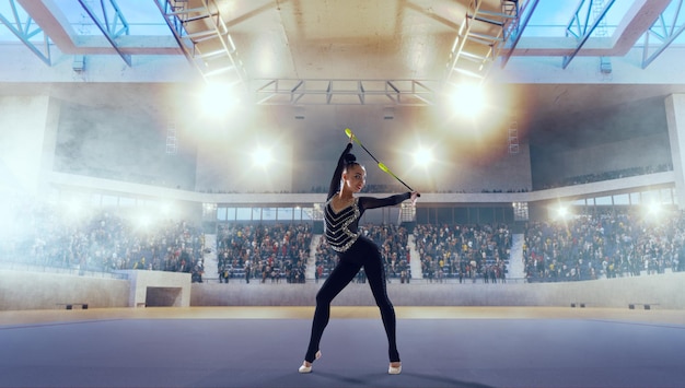 Gymnaste rythmique dans l'arène professionnelle