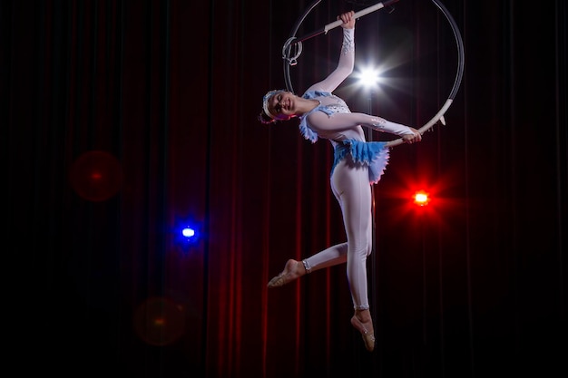 Les gymnastes acrobates de cirque se produisent sur un fond sombre de scène