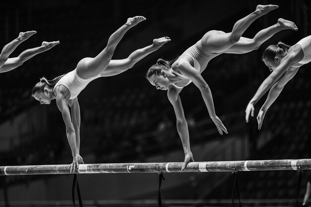 Photo des gymnastes exécutant des routines complexes sur le balan generative ai