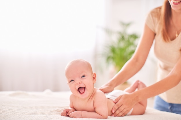 Gymnastique bébé. masser un petit bébé nouveau-né.