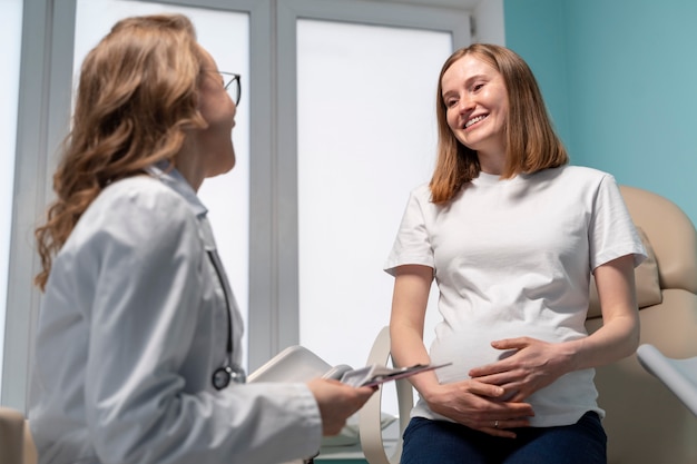 Photo gynécologue évaluant la grossesse avec le patient