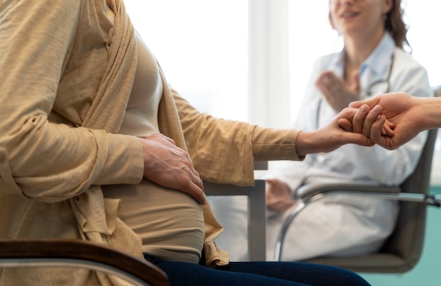 Photo gynécologue évaluant la grossesse avec le patient