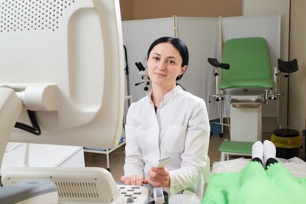 Gynécologue faisant une échographie dans une clinique moderne