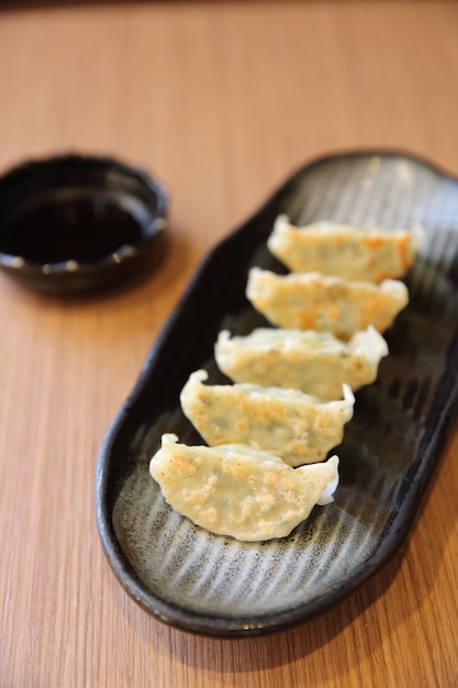 Gyoza sur fond de bois