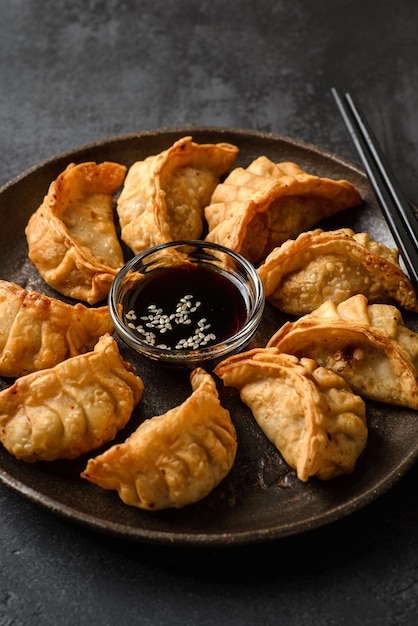 gyoza sur fond noir sur une assiette