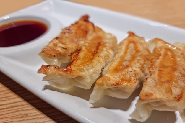 Gyoza frit croustillant doré regroupés sur parquet