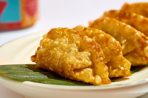 Gyoza frit dans une assiette sur une feuille de bananier