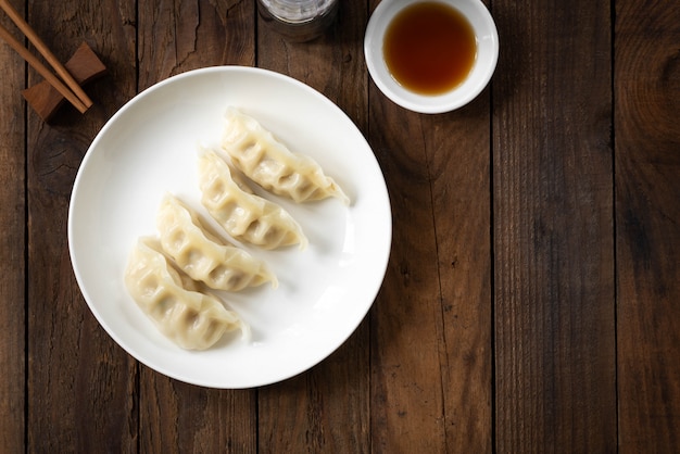 Gyoza japonais avec une assiette