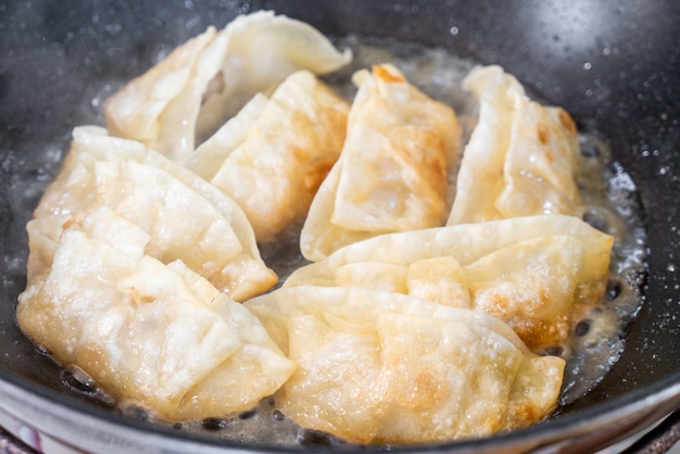 Gyoza japonais ou collation de boulettes