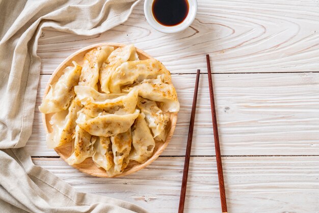 Photo gyoza japonais ou collation de boulettes