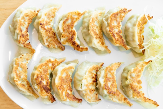 Gyoza japonais ou quenelles avec sauce soja