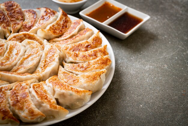 gyoza ou raviolis frits avec sauce soja