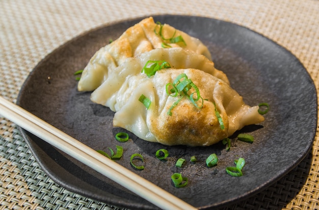 Gyoza ou snack de boulettes avec mise au point sélective de sauce soja