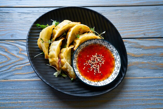 Gyozas cuits à la vapeur avec sauce teriyaki