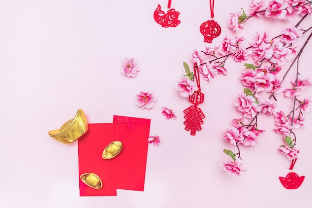 gyozas dorés et fleurs roses avec des cartes vierges