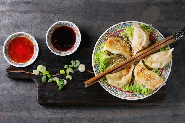 Gyozas potstickers avec des sauces