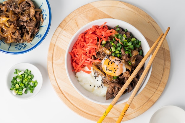 Gyudon boeuf japonais et riz, plat traditionnel japonais Gyudon à base de boeuf finement tranché, oignon, sauce soja et riz, fond de concept alimentaire