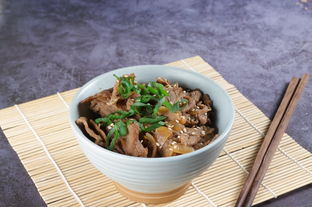 Gyudon est un bol de riz au bœuf japonais ou Yakinikudon.