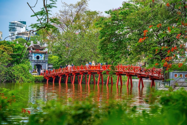 Ha Noi VIETNAM 08 MAI 2023 Pont Rouge Le pont Huc dans le lac Hoan Kiem c'est un lac dans le centre historique de Hanoi la capitale du Vietnam La beauté Phoenixflower sur le lac Hoan Kiem