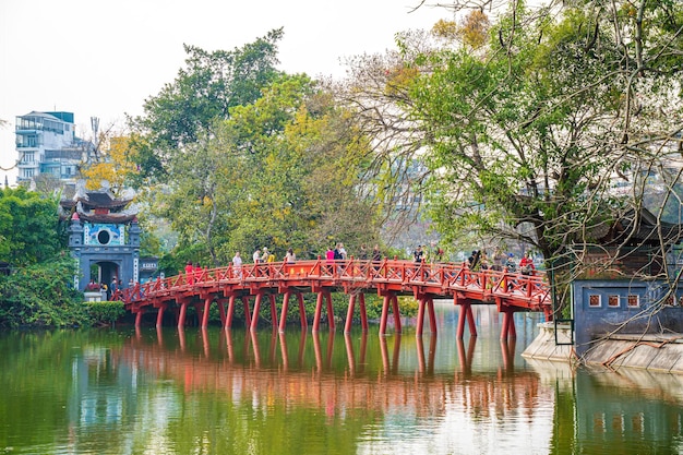 Ha Noi VIETNAM MAR 09 2023 Red Bridge Le pont Huc dans le lac Hoan Kiem Hanoi Vietnam le 18 novembre 2016 C'est un lac dans le centre historique de Hanoi la capitale du Vietnam