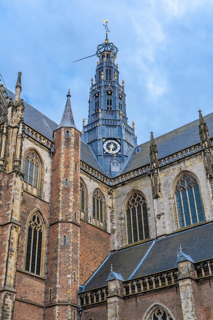 Haarlem Pays-Bas en mars 2022 l'église St Bavo ou Grote Kerk sur la place Grote Markt à Haarlem