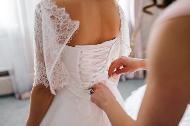 Habillez la mariée d'une robe de mariée avec corset et laçage