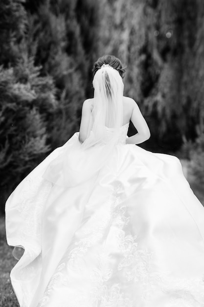 Photo habillez la mariée d'une robe de mariée avec corset et laçage