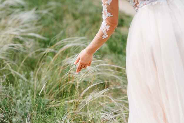 Habillez la mariée d'une robe de mariée avec corset et laçage