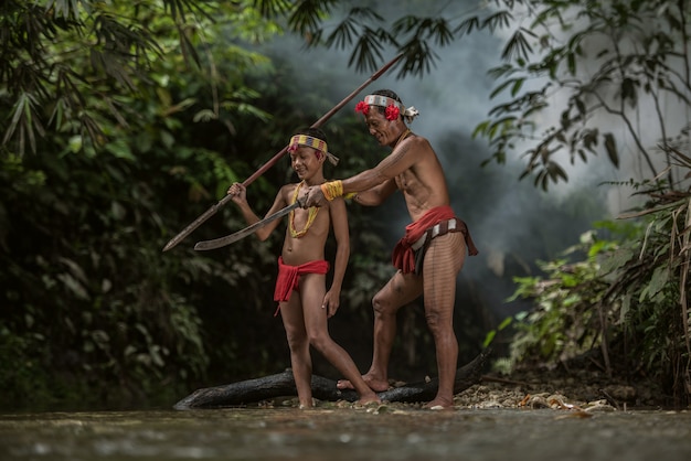 Habitants autochtones appartenant aux îles Muara Siberut, Sumatra Ouest, île Siberut, Indonésie.