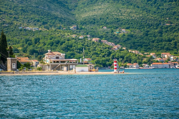 les habitants se baignent sur la plage près du phare