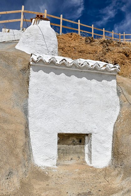 Habitations troglodytes de cheminées blanches dans la province de Grenade