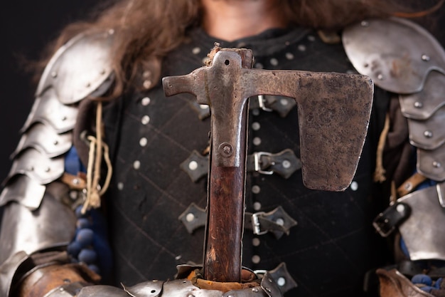 Photo la hache d'un chevalier médiéval sur le fond de son torse en armure