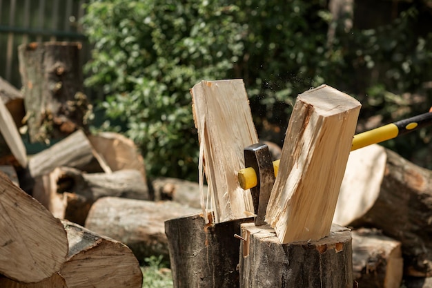 La hache coupe la bûche pour le bois de chauffage