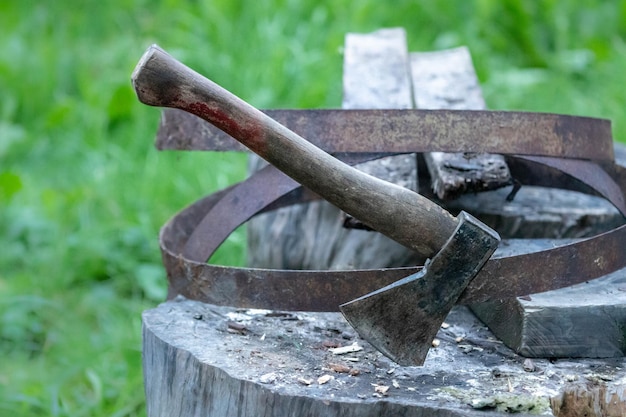 Hache Dans La Souche Outil De Bûcheron équipement De Travail Tranchant  Couper Du Bois De Chauffage