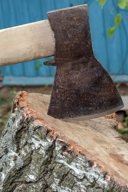 Hache et plate-forme pour couper le bois de chauffage en gros plan.