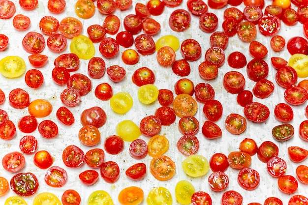 Haché Tomates rouges et jaunes épars sur un ingrédient de cuisson plateau.