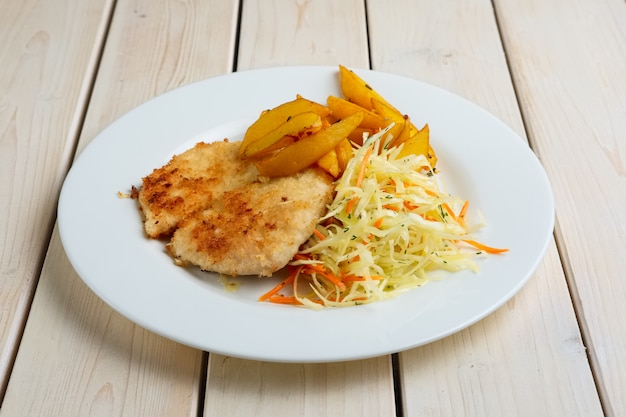 Hacher la côtelette avec la pomme de terre frite et le chou frais et la carotte