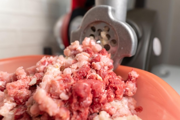 Hachoir à viande et chute de viande hachée Mise au point sélective Nourriture maison