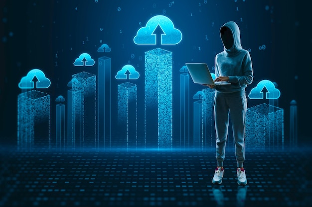 Hacker à l'aide d'un ordinateur portable avec un nuage créatif homputing hologramme sur fond flou Serveur de piratage de base de données et concept de stockage d'informations
