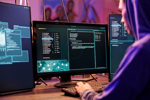 Hacker codant des logiciels malveillants