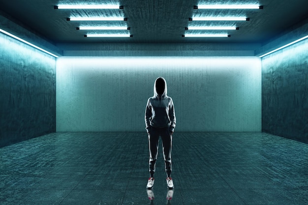Hacker debout dans un hall futuriste