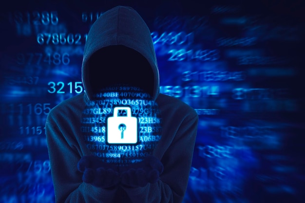 Hacker mâle montrant un cadenas de sécurité virtuel